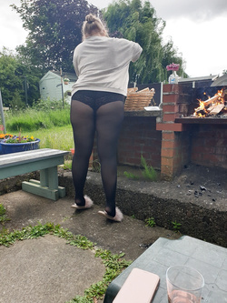 CASALINGHE MOGLI IN COLLANT PER CASA