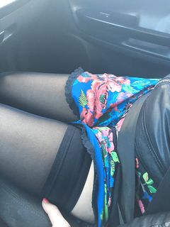 Lui guida e io lo eccito....