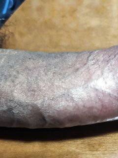 Il mio cazzone moscio servito sul tavolo