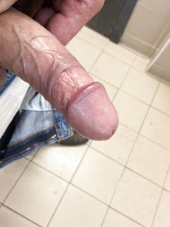 Scappellato al cesso publico