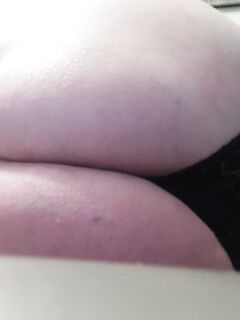 CULO ROSSO E CAPEZZOLI TIRATI